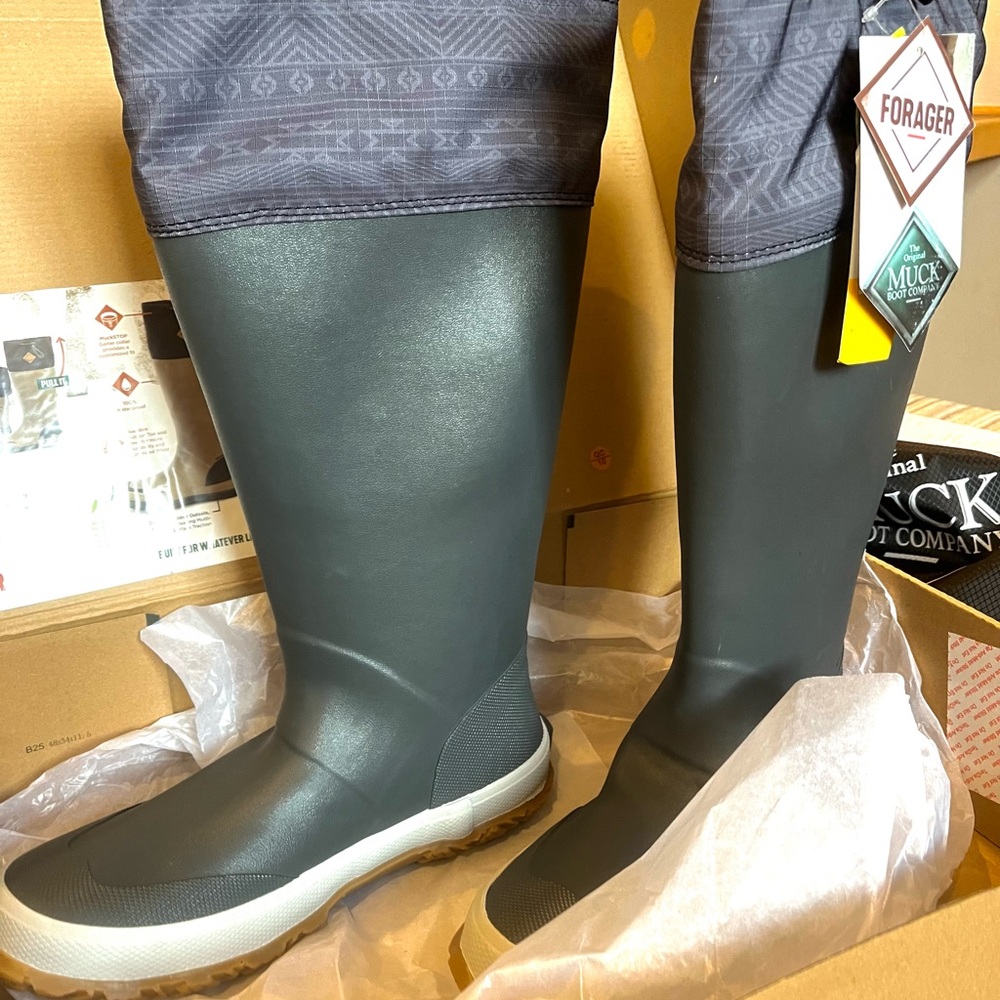 NWT - Original MUCK boot company Forager Tall boot unisex. Gray/print